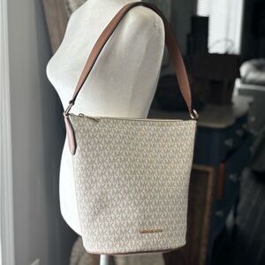 Michael Kors - Brooke Medium Zip Bucket
Messenger Bag